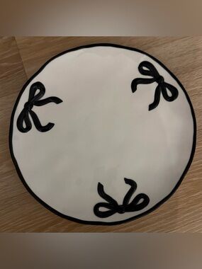 Bella Lux Beautiful Hand Painted B & W Dinner Plates W/Bow Accents! Set of 4 NWT